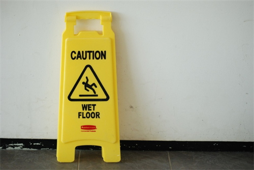 use-wet-floor-signs-in-your-on-premises-laundry-room_500x334